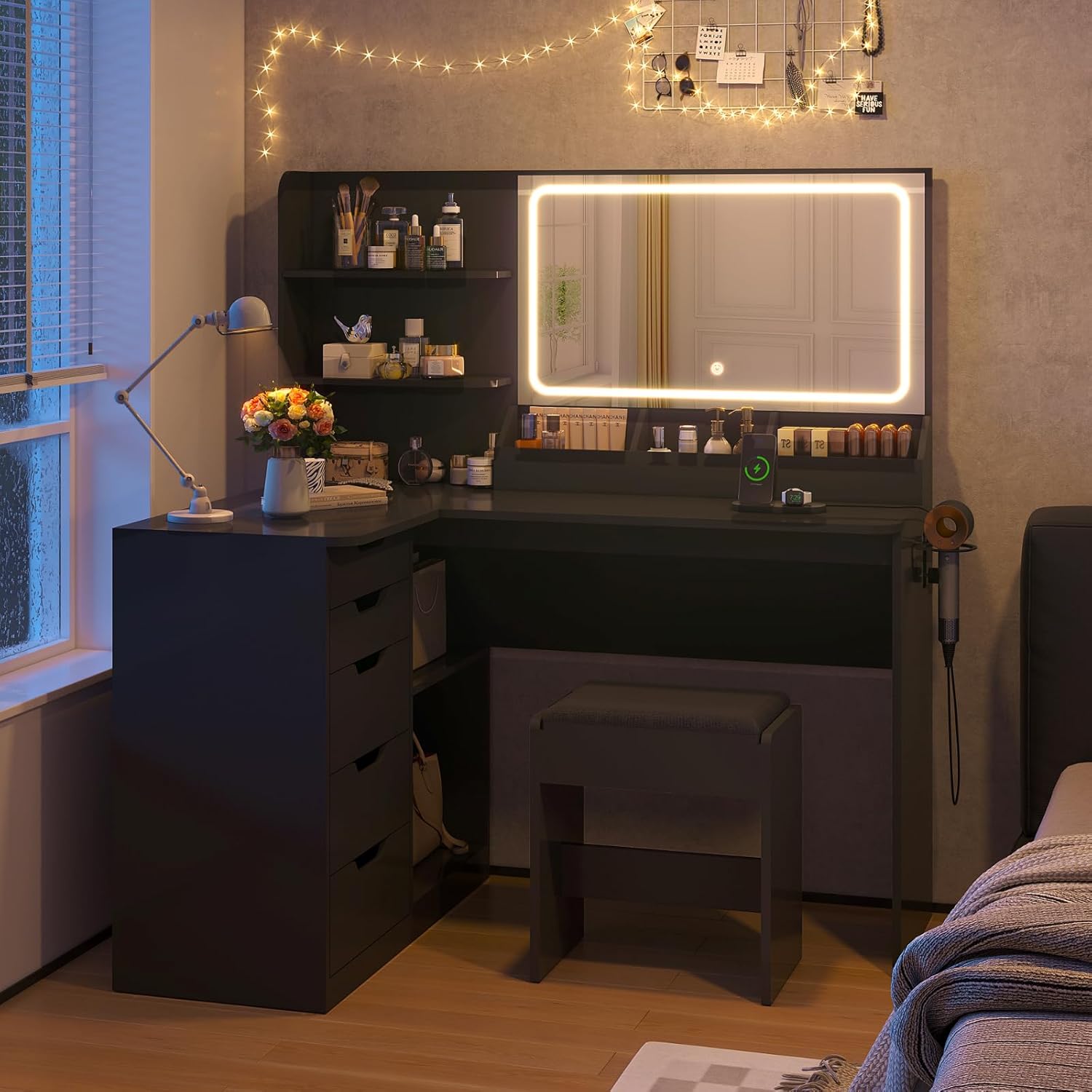 TRIUMPHKEY Coiffeuse avec Grand Miroir LED et Tabouret,Table de Maquillage en L avec Multiprise y Support de Sèche-Cheveux,5 Tiroirs,Cloison de Rangement,Étagères,Coiffeuse Moderne Noir – Image 7