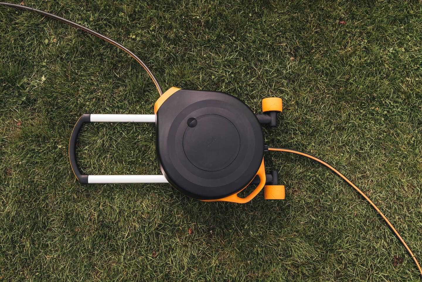 Fiskars Devidoir XL avec Roues, Set d'Arrosage Tout-en-1, Tuyau de 27 m, Tuyau à Enroulement automatique, Tuyau de taille universelle diamètre 13 mm , Raccord universel pour Robinet, noir/orange, 1025933 – Image 10