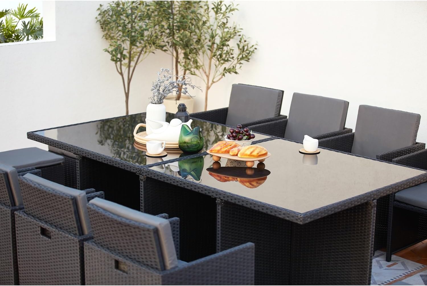 CONCEPT USINE | Salon de Jardin Encastrable 12 Places en Résiné Tréssée | Monaco Noir/Gris | Table avec Verre 5 mm + 8 Chaises + 4 Poufs | Structure Acier + Epoxy | Robuste, Confortable, Résistant – Image 9
