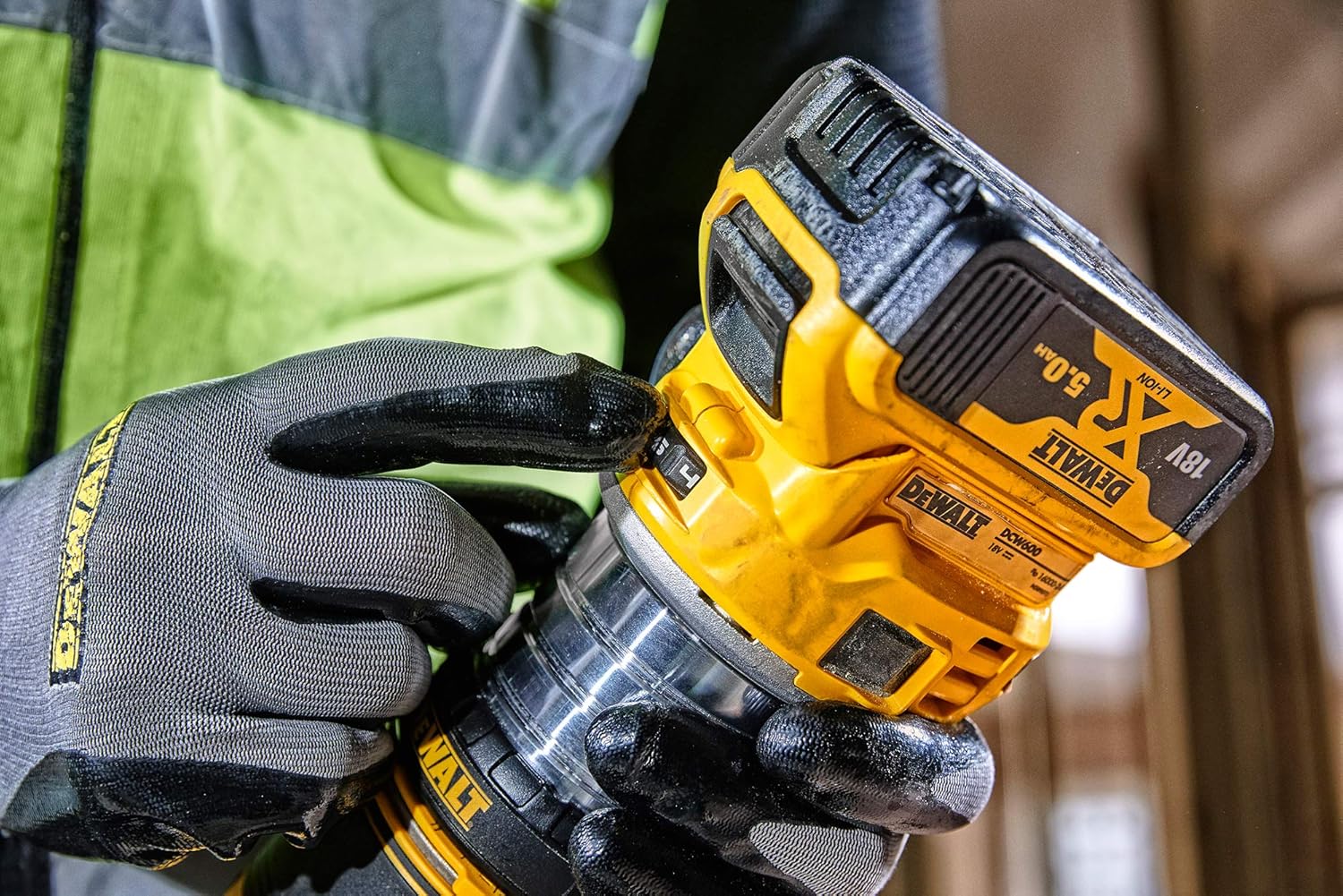 Kit affleureuse et défonceuse XR 18V brushless - moteur haut rendement - lumière LED - design compact et léger - plusieurs accessoires inclus - DCW604P2-QW – Image 7