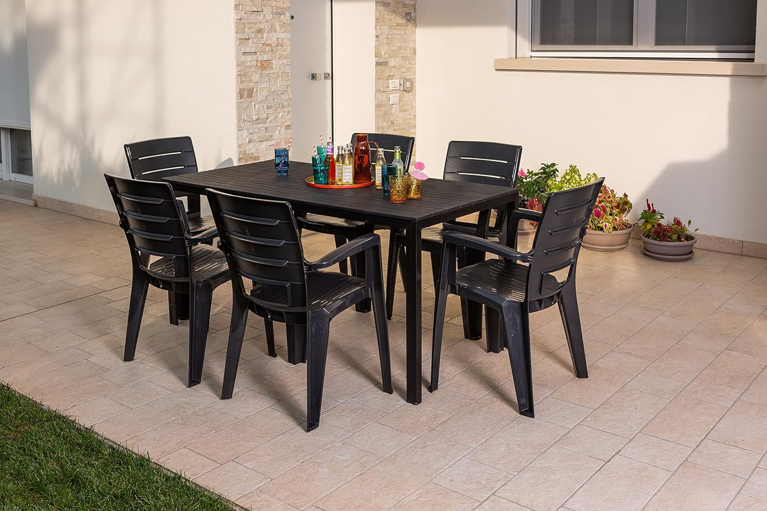Ensemble repas de jardin ou d'extérieur pour 6 personnes anthracite effet bois, table rectangulaire en acier peint avec lattes en polyéthylène, 6 chaises empilables en polypropylène - Thomas & Anita – Image 2