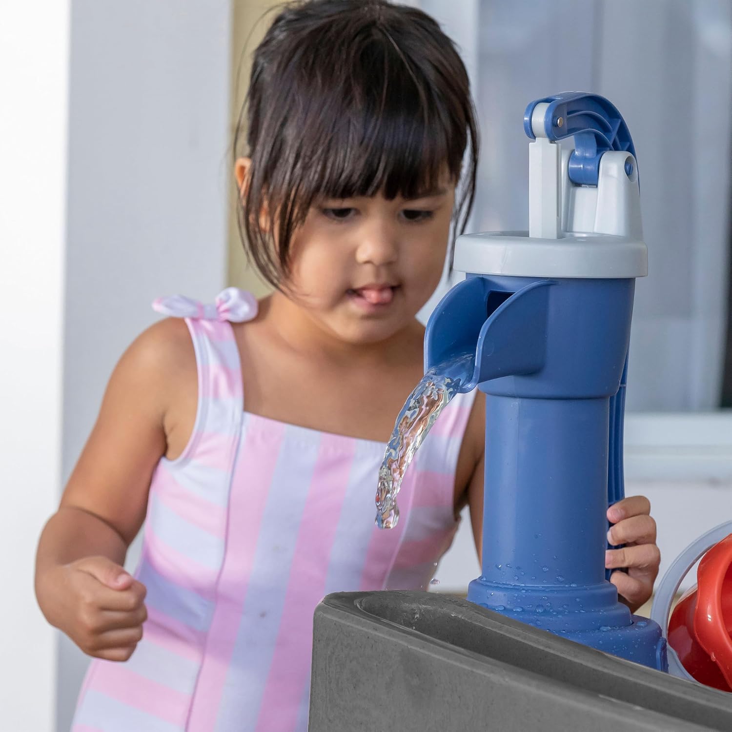 Step2 Pump & Splash Discovery Stone Pond Table d'eau en Plastique pour Enfants - Grise | Jouet Aquatique/Table De Jeux pour Le Jardin avec Ensemble De 10 Accessoires – Image 4