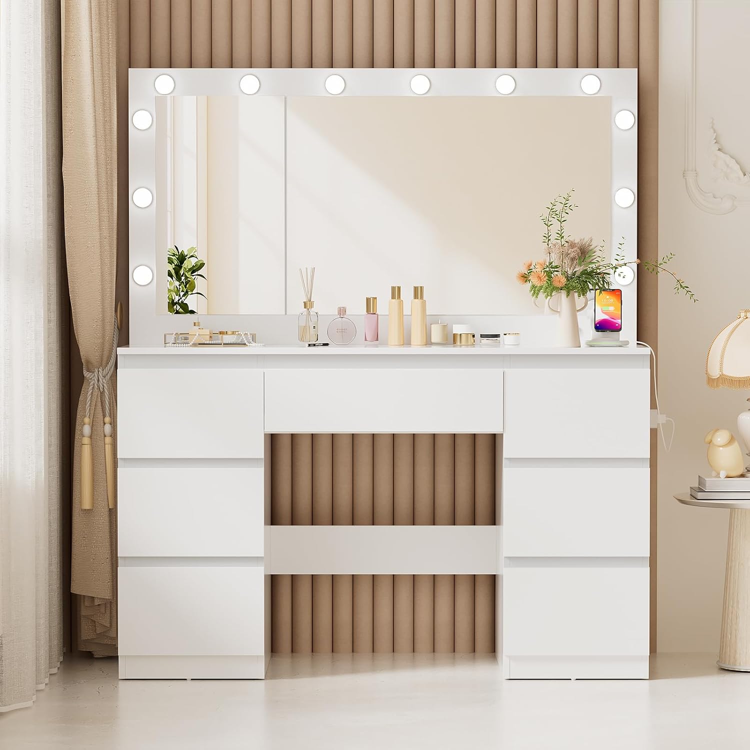 TRIUMPHKEY Coiffeuse avec Grande Miroir et Multiprise, 12 Ampoules LED Réglables, Table de Maquillage avec 7 Tiroirs, Rangement de Bijoux, 120x40x140cm Grande Commode Moderne Blanc – Image 4