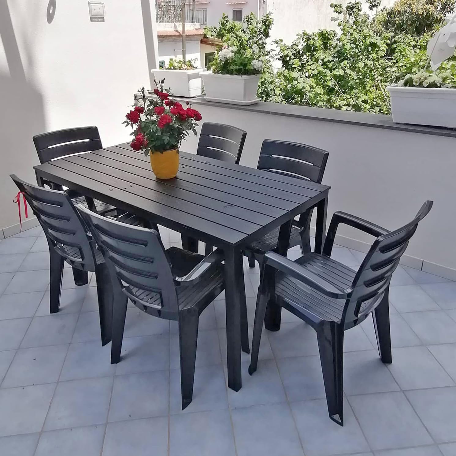 Ensemble repas de jardin ou d'extérieur pour 6 personnes anthracite effet bois, table rectangulaire en acier peint avec lattes en polyéthylène, 6 chaises empilables en polypropylène - Thomas & Anita – Image 3