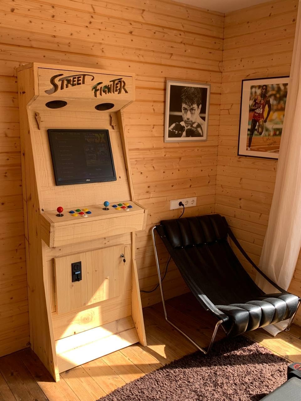 Machine d'arcade rétro en Bois - Fait Main – Borne 2 Joueurs avec +4000 Jeux Classiques, écran LCD 22, Plug & Play – San-J (Nature) – Image 3
