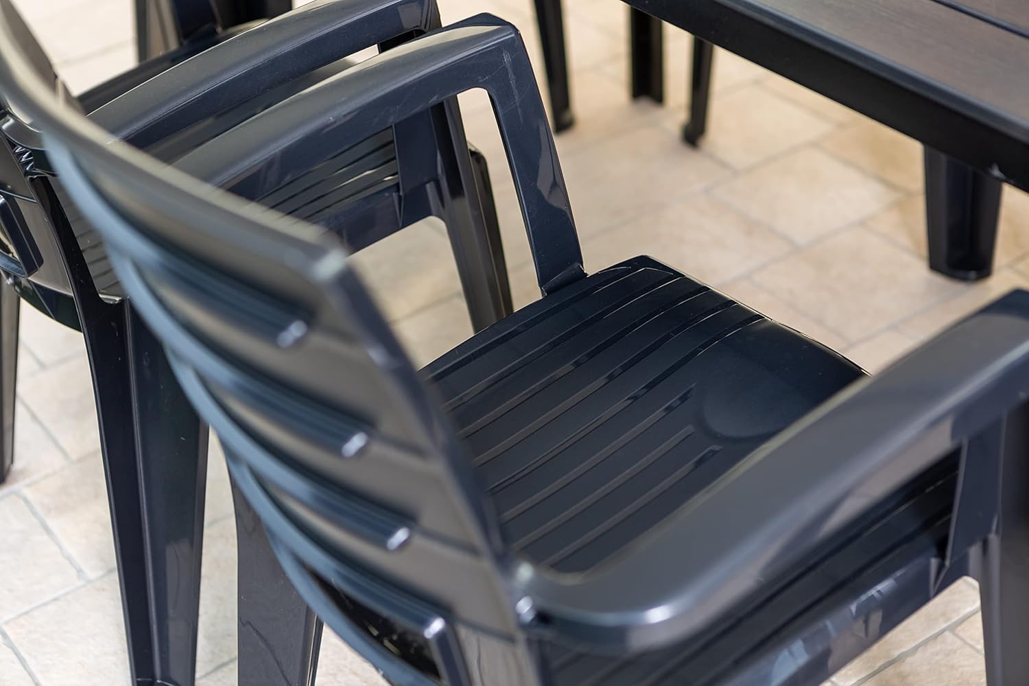 Ensemble repas de jardin ou d'extérieur pour 6 personnes anthracite effet bois, table rectangulaire en acier peint avec lattes en polyéthylène, 6 chaises empilables en polypropylène - Thomas & Anita – Image 6