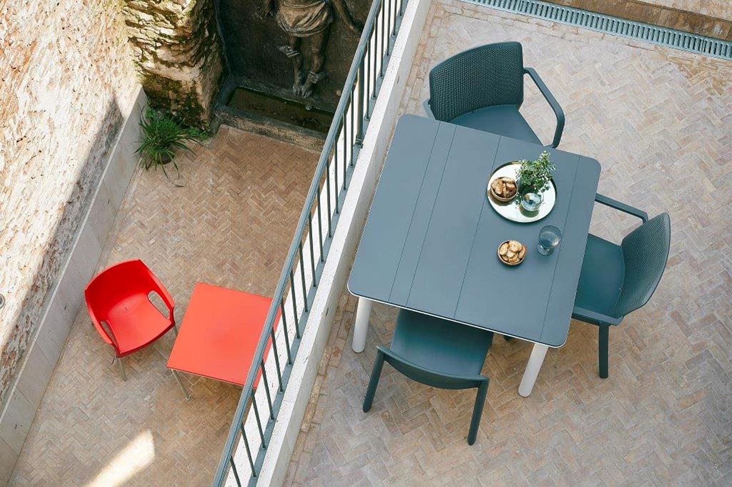 Resol Noa Table carrée Intérieure, Extérieur 90x90 | Jardin, terrasse, Balcon, Salon, Cuisine, Salle à Manger | Design, léger, Polyvalent | 2-4 Personnes | Pied Blanc - Panneau Blanc – Image 4