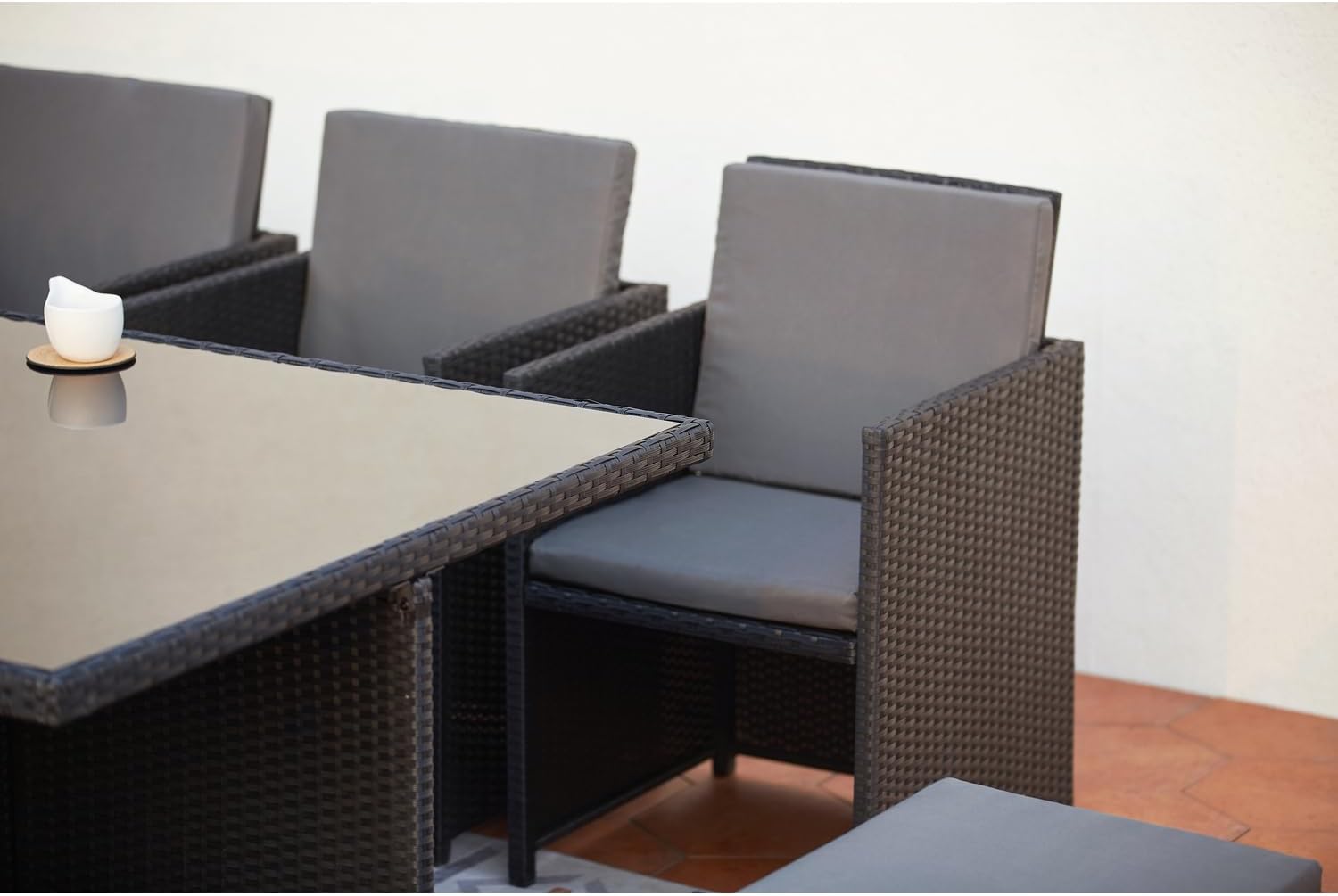 CONCEPT USINE | Salon de Jardin Encastrable 12 Places en Résiné Tréssée | Monaco Noir/Gris | Table avec Verre 5 mm + 8 Chaises + 4 Poufs | Structure Acier + Epoxy | Robuste, Confortable, Résistant – Image 8