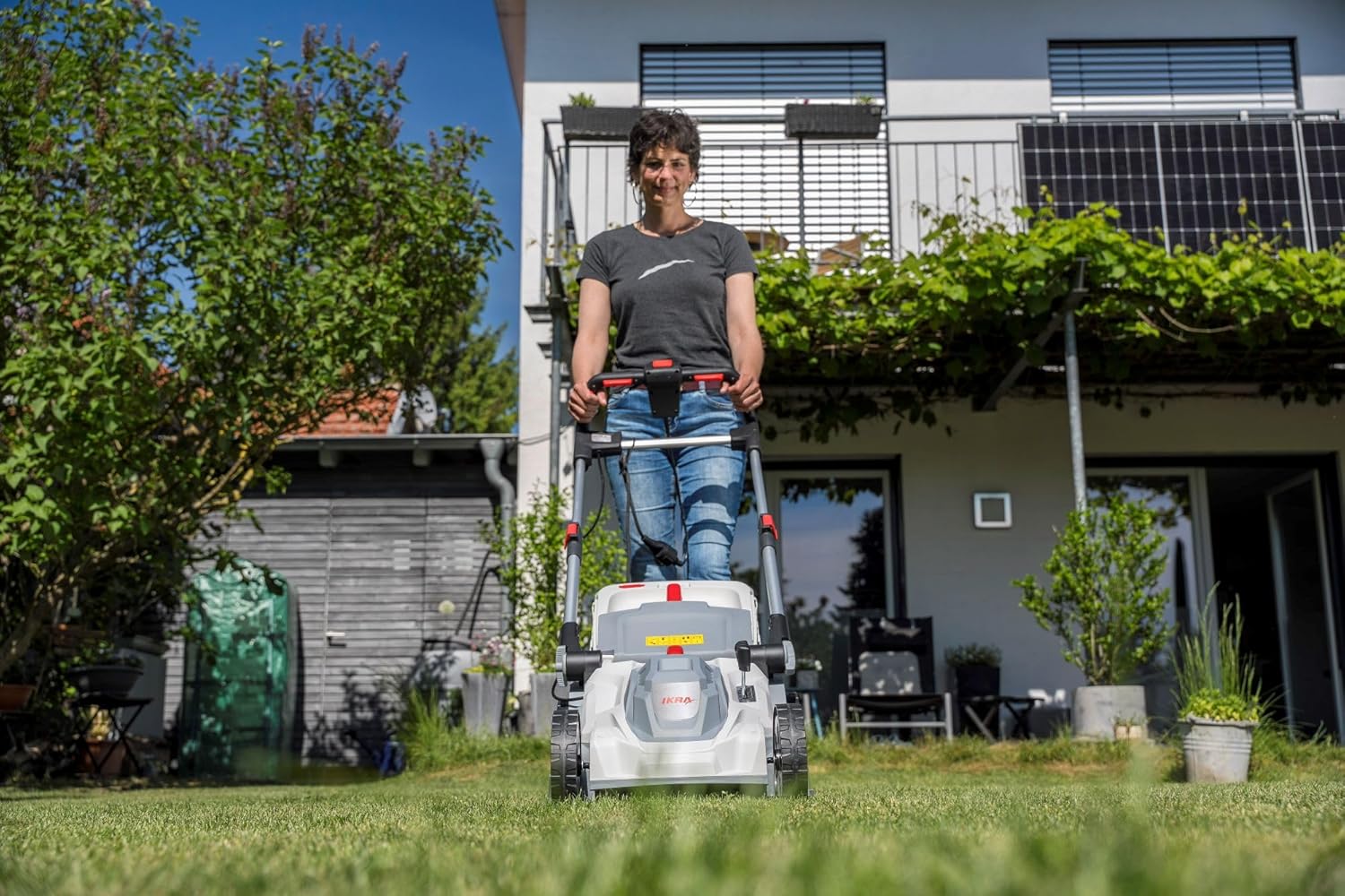 IKRA Tondeuse électrique IERM 2043 T, 2000W, Hauteur de Coupe 30-75mm, Largeur de Coupe 43cm, Lame de Rechange & kit Mulching Incluse – Image 9