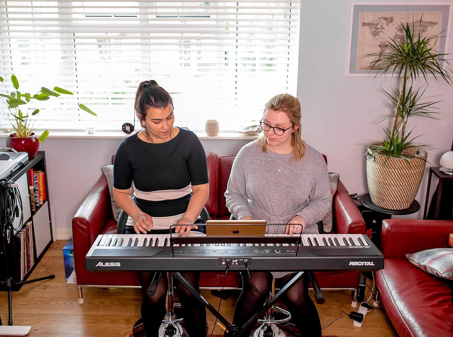 Alesis Recital Piano Numérique 88 Touches Semi-Lestées avec Enceintes Intégrées et Cours Gratuits – Image 2