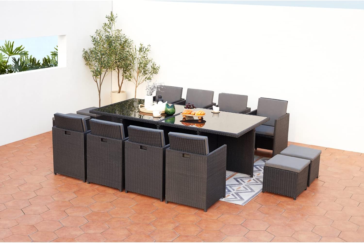 CONCEPT USINE | Salon de Jardin Encastrable 12 Places en Résiné Tréssée | Monaco Noir/Gris | Table avec Verre 5 mm + 8 Chaises + 4 Poufs | Structure Acier + Epoxy | Robuste, Confortable, Résistant – Image 2