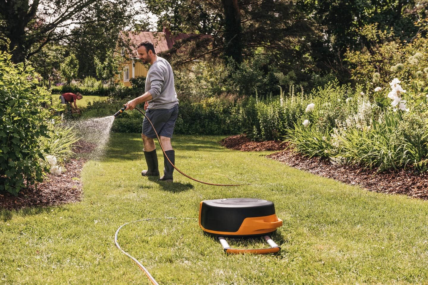 Fiskars Devidoir XL avec Roues, Set d'Arrosage Tout-en-1, Tuyau de 27 m, Tuyau à Enroulement automatique, Tuyau de taille universelle diamètre 13 mm , Raccord universel pour Robinet, noir/orange, 1025933 – Image 7