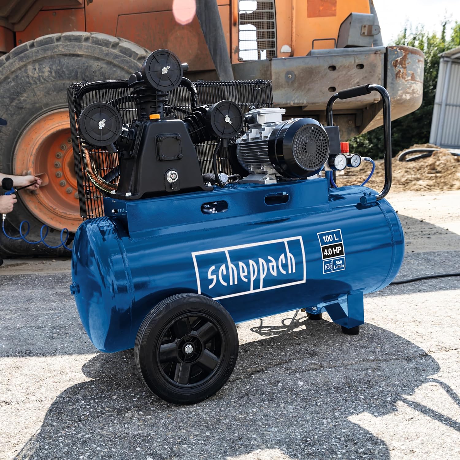 Scheppach Compresseur à air HC550TC – 400 V – 3000 W / 3 PS – Tri-cylindres – Cuve 100 L – 10 bar – Entraînement par courroie – Puissance d'aspiration 550 L/min – Transport facile – Image 2