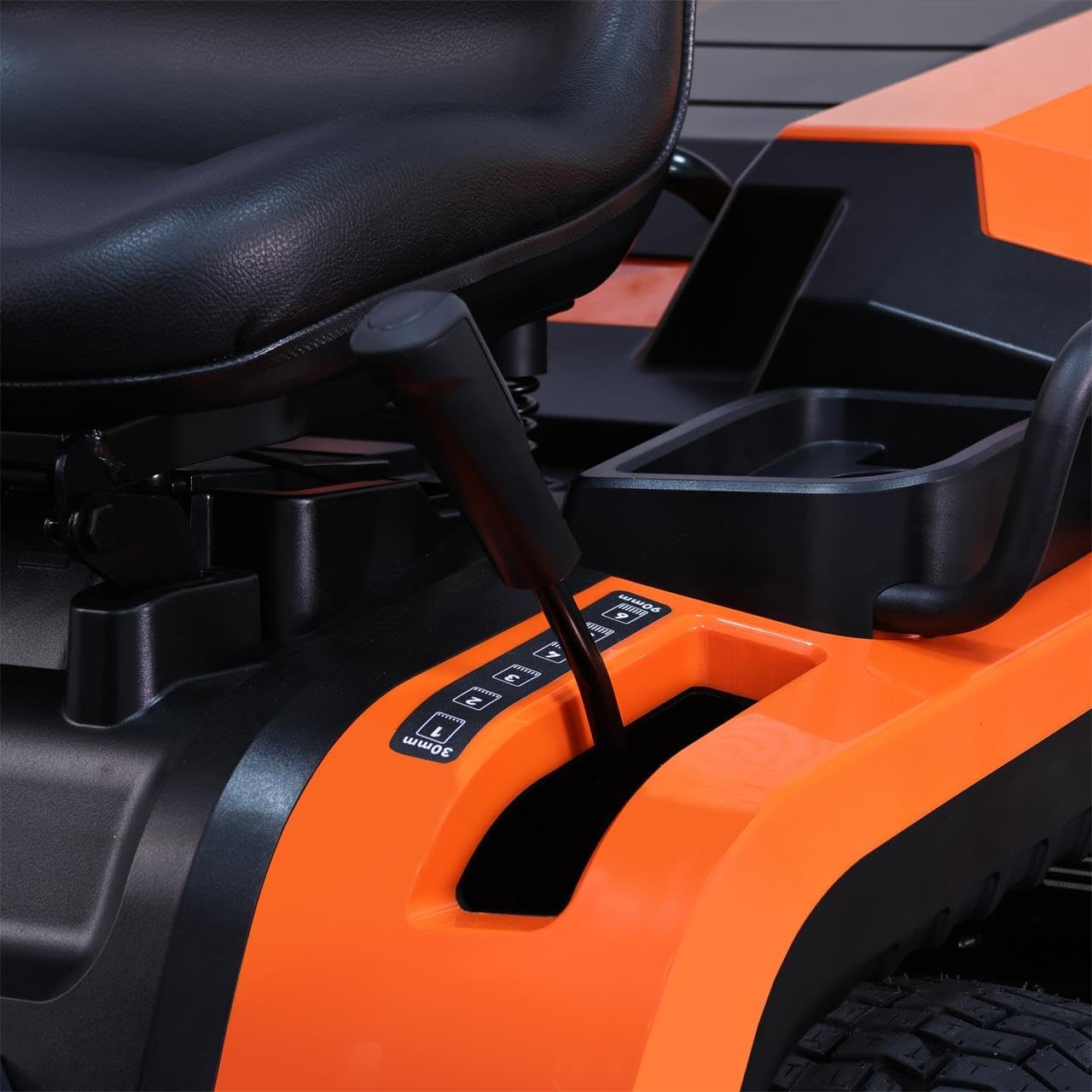 FUXTEC FX-RMT92A – Tondeuse autoportée hydrostatique – Tracteur de pelouse Essence 9,2 KW – Largeur de Coupe 92,5 cm – Bac 280 L – 6 hauteurs de Tonte – LED Automatique – Fonction Mulching intégrée – Image 9