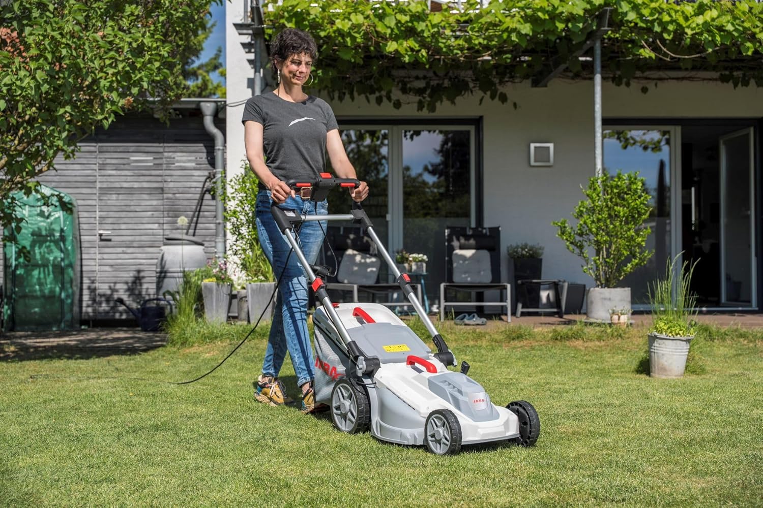 IKRA Tondeuse électrique IERM 2043 T, 2000W, Hauteur de Coupe 30-75mm, Largeur de Coupe 43cm, Lame de Rechange & kit Mulching Incluse – Image 2