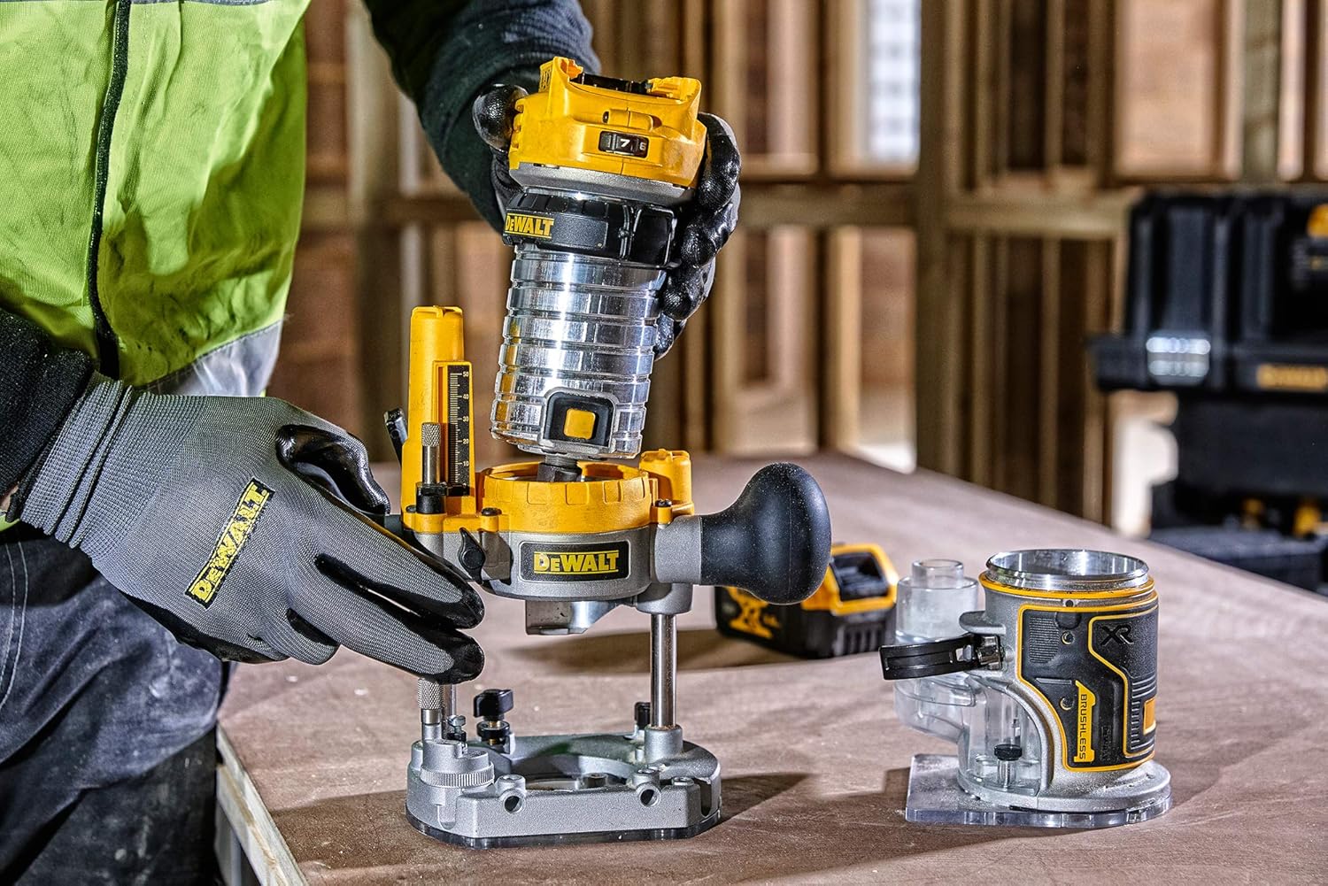 Kit affleureuse et défonceuse XR 18V brushless - moteur haut rendement - lumière LED - design compact et léger - plusieurs accessoires inclus - DCW604P2-QW – Image 5