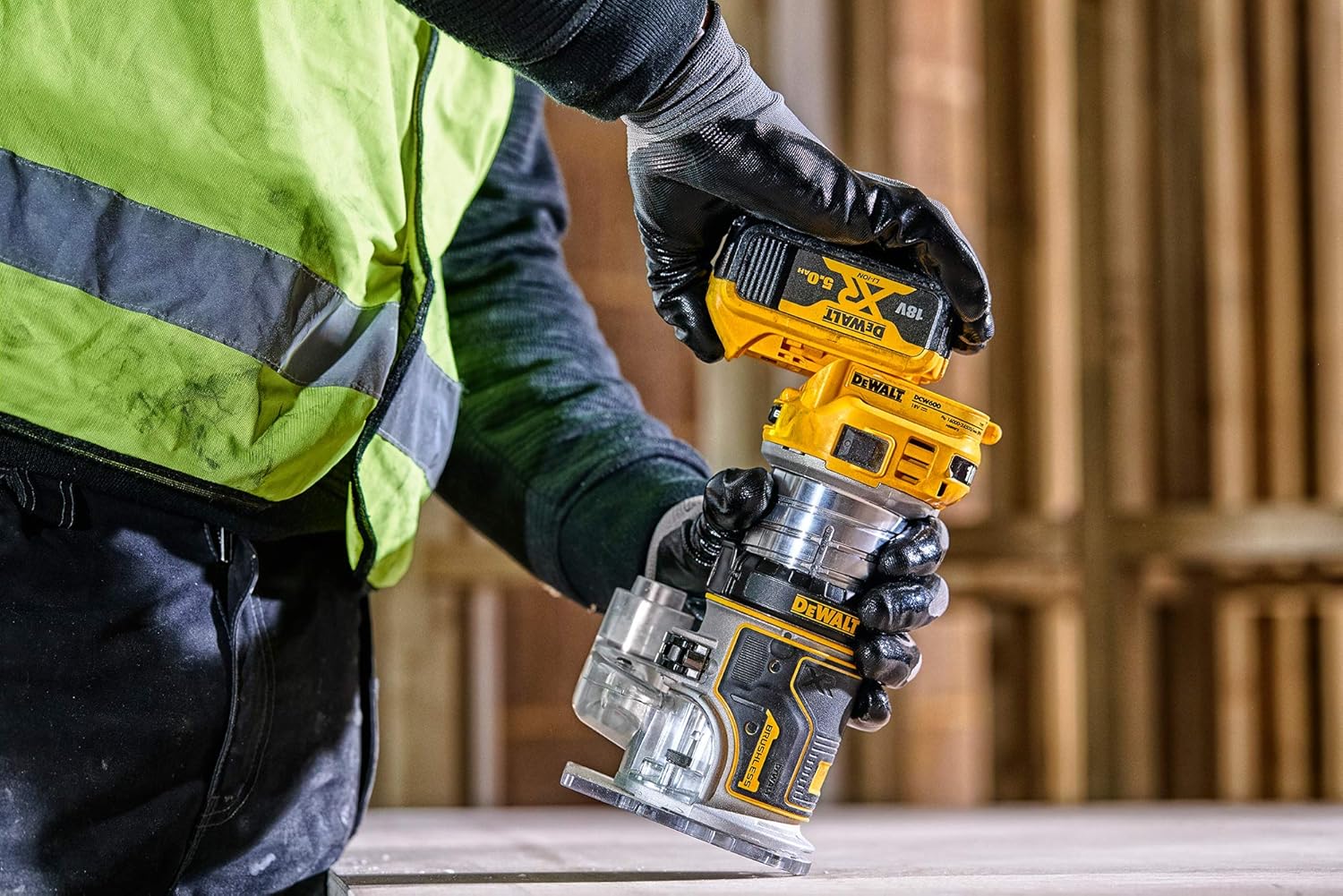 Kit affleureuse et défonceuse XR 18V brushless - moteur haut rendement - lumière LED - design compact et léger - plusieurs accessoires inclus - DCW604P2-QW – Image 6