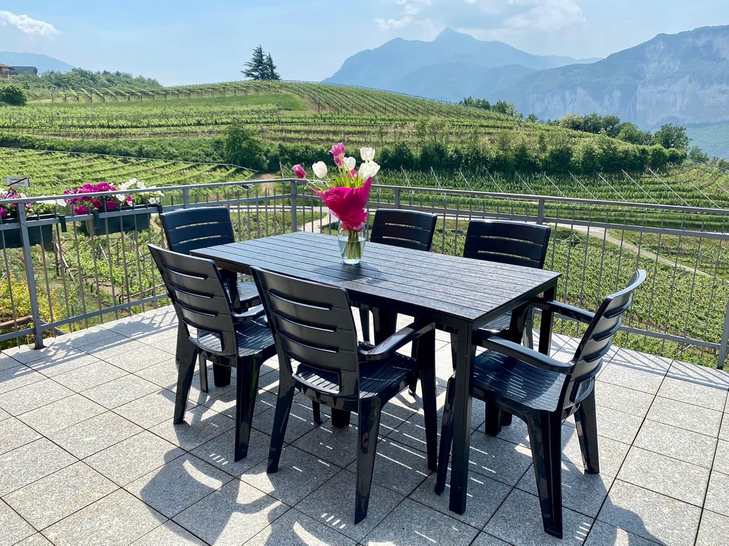 Ensemble repas de jardin ou d'extérieur pour 6 personnes anthracite effet bois, table rectangulaire en acier peint avec lattes en polyéthylène, 6 chaises empilables en polypropylène - Thomas & Anita – Image 4