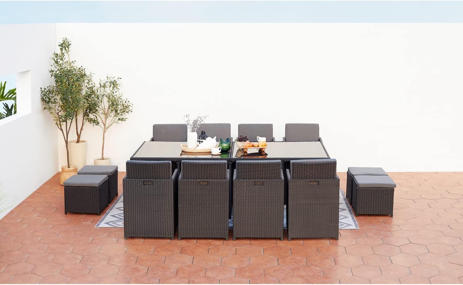 CONCEPT USINE | Salon de Jardin Encastrable 12 Places en Résiné Tréssée | Monaco Noir/Gris | Table avec Verre 5 mm + 8 Chaises + 4 Poufs | Structure Acier + Epoxy | Robuste, Confortable, Résistant – Image 3