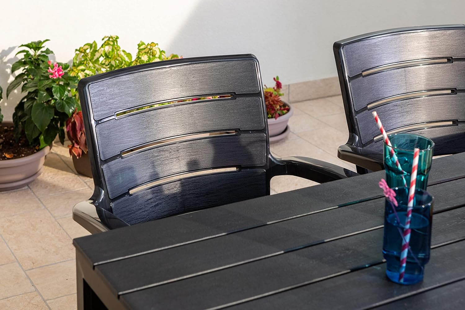 Ensemble repas de jardin ou d'extérieur pour 6 personnes anthracite effet bois, table rectangulaire en acier peint avec lattes en polyéthylène, 6 chaises empilables en polypropylène - Thomas & Anita – Image 7