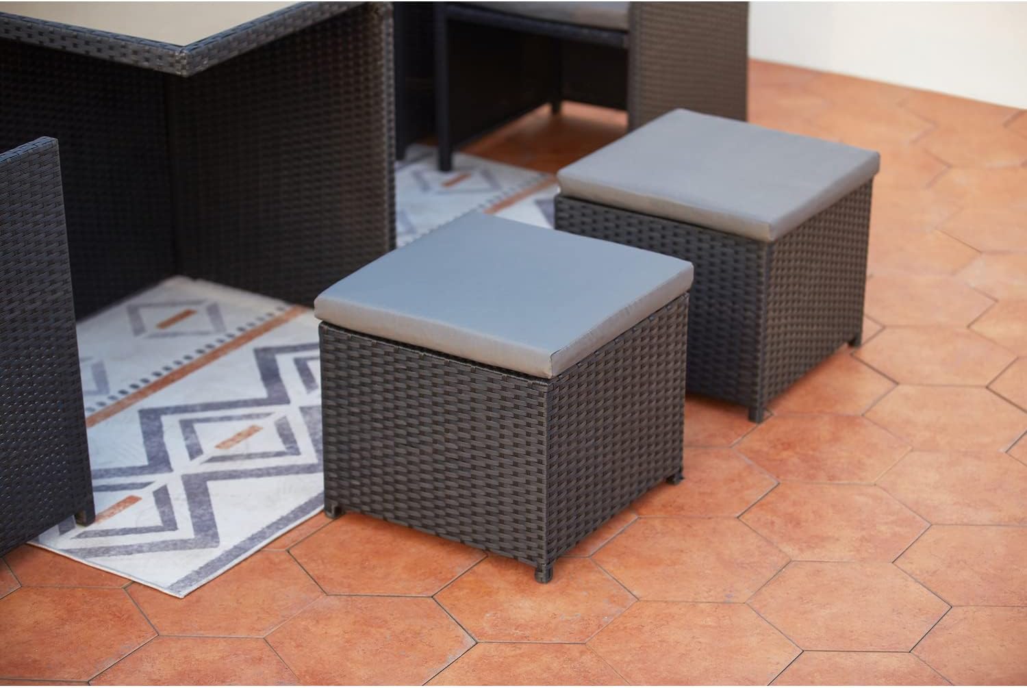 CONCEPT USINE | Salon de Jardin Encastrable 12 Places en Résiné Tréssée | Monaco Noir/Gris | Table avec Verre 5 mm + 8 Chaises + 4 Poufs | Structure Acier + Epoxy | Robuste, Confortable, Résistant – Image 5
