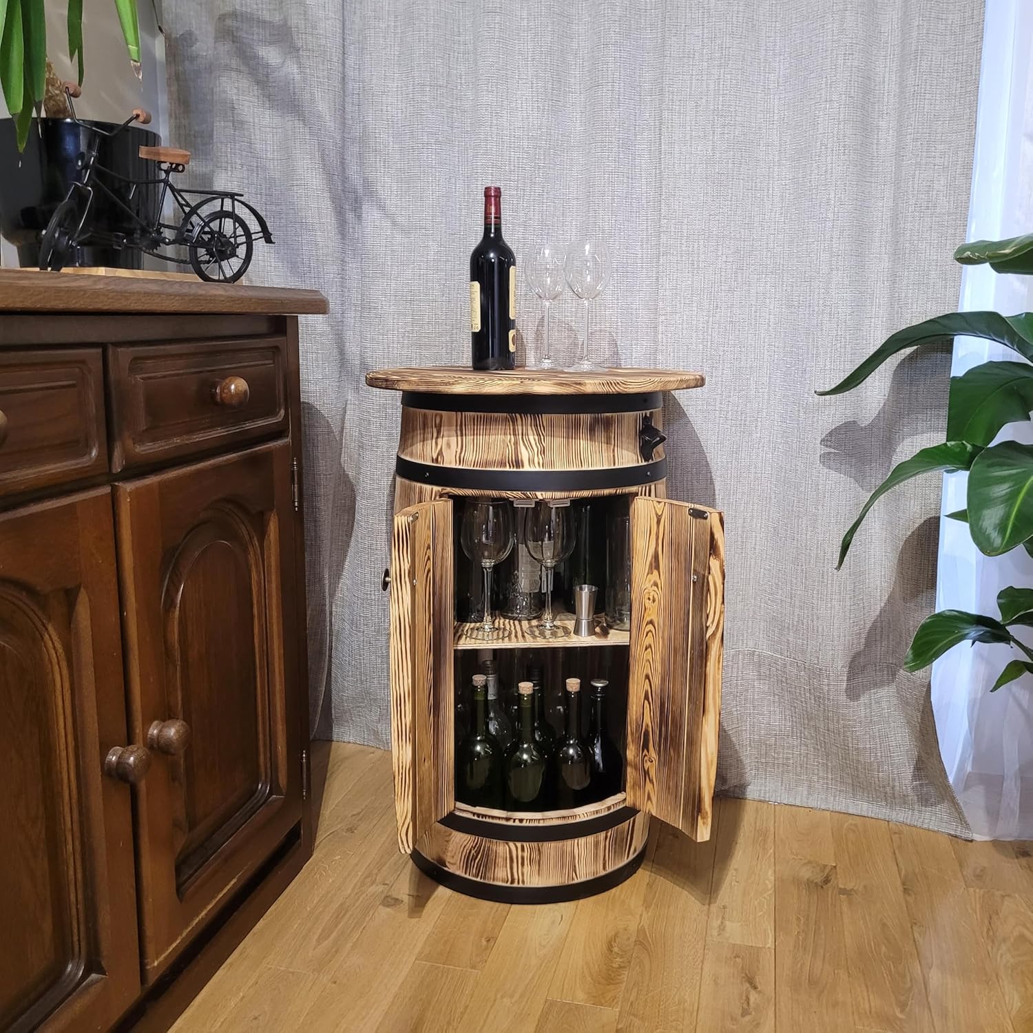 weeco Baril en bois avec étagères et portes pour ranger l'alcool - Meuble de bar avec grande surface de rangement pour 30 à 40 bouteilles - Casier à vin - 80 x 55 x 44 cm - Marron clair – Image 8