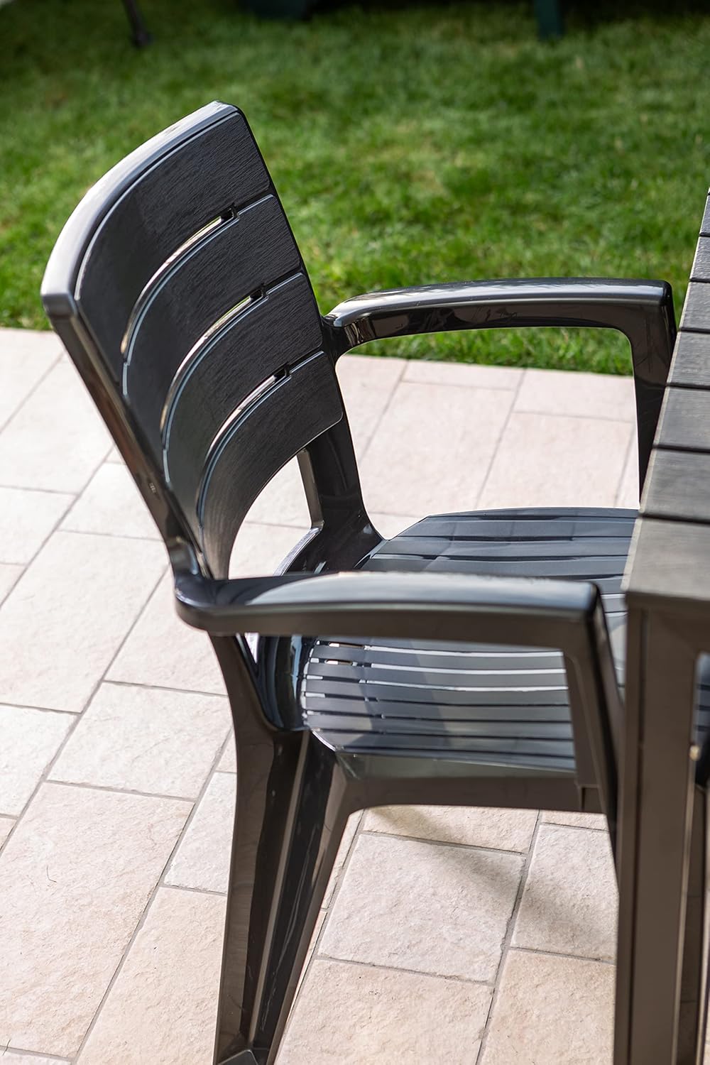 Ensemble repas de jardin ou d'extérieur pour 6 personnes anthracite effet bois, table rectangulaire en acier peint avec lattes en polyéthylène, 6 chaises empilables en polypropylène - Thomas & Anita – Image 5
