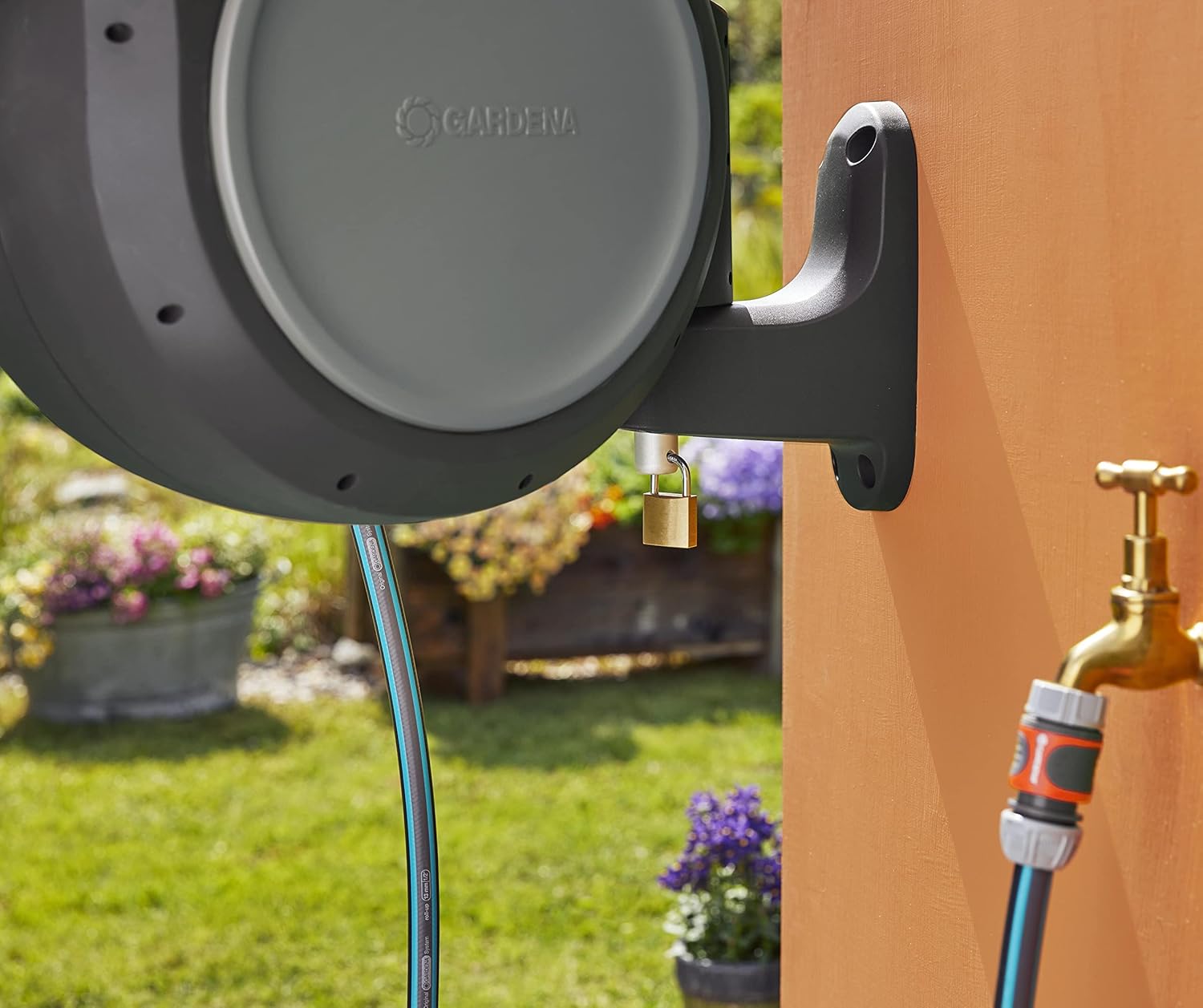 GARDENA 08045 Enrouleur de tuyau d'arrosage rétractable de 20 m, montage mural, rétractation automatique et verrouillage de longueur pour un arrosage facile. Support pivotant robuste à 180°, buse – Image 6