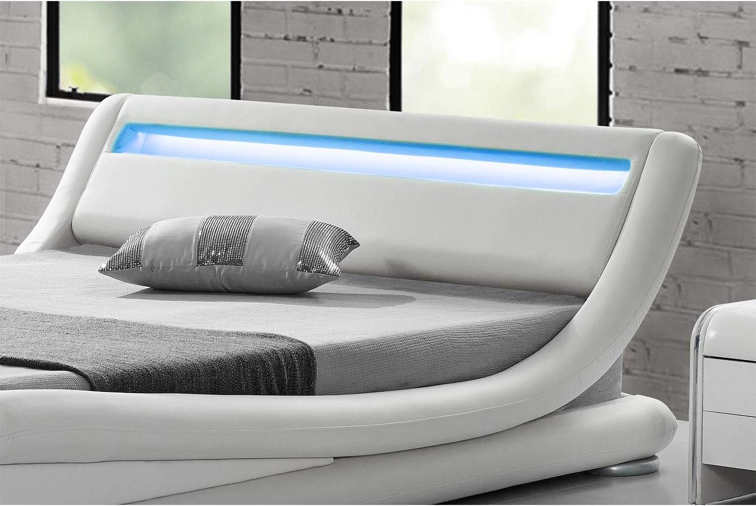 CONCEPT USINE Lit Double Seattle 140x190 cm avec LED Design Moderne en Simili Blanc Tête de Lit Lumineuse Télécommande LED 4 Couleurs Incluse Structure Plywood Solide et Sommier 2 Places – Image 5