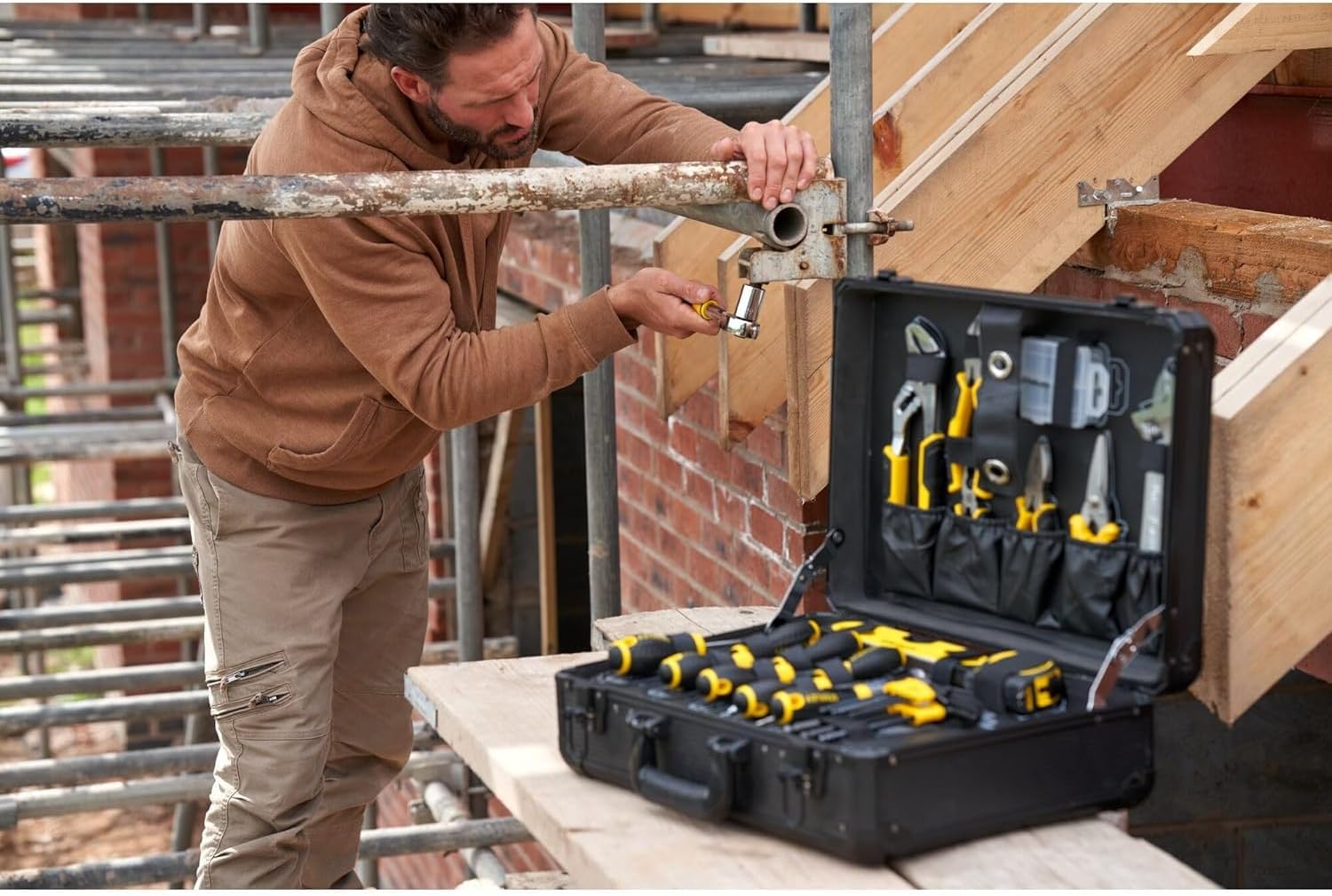 STANLEY Valise de Maintenance 142 Pièces - Pinces et Coupe-Touts, Clé à Molette, Niveau, Mesure, Tournevis, Scie à Métaux, Cutter, Marteau, Outils pour Serrage-Vissage STMT98109-1 – Image 2