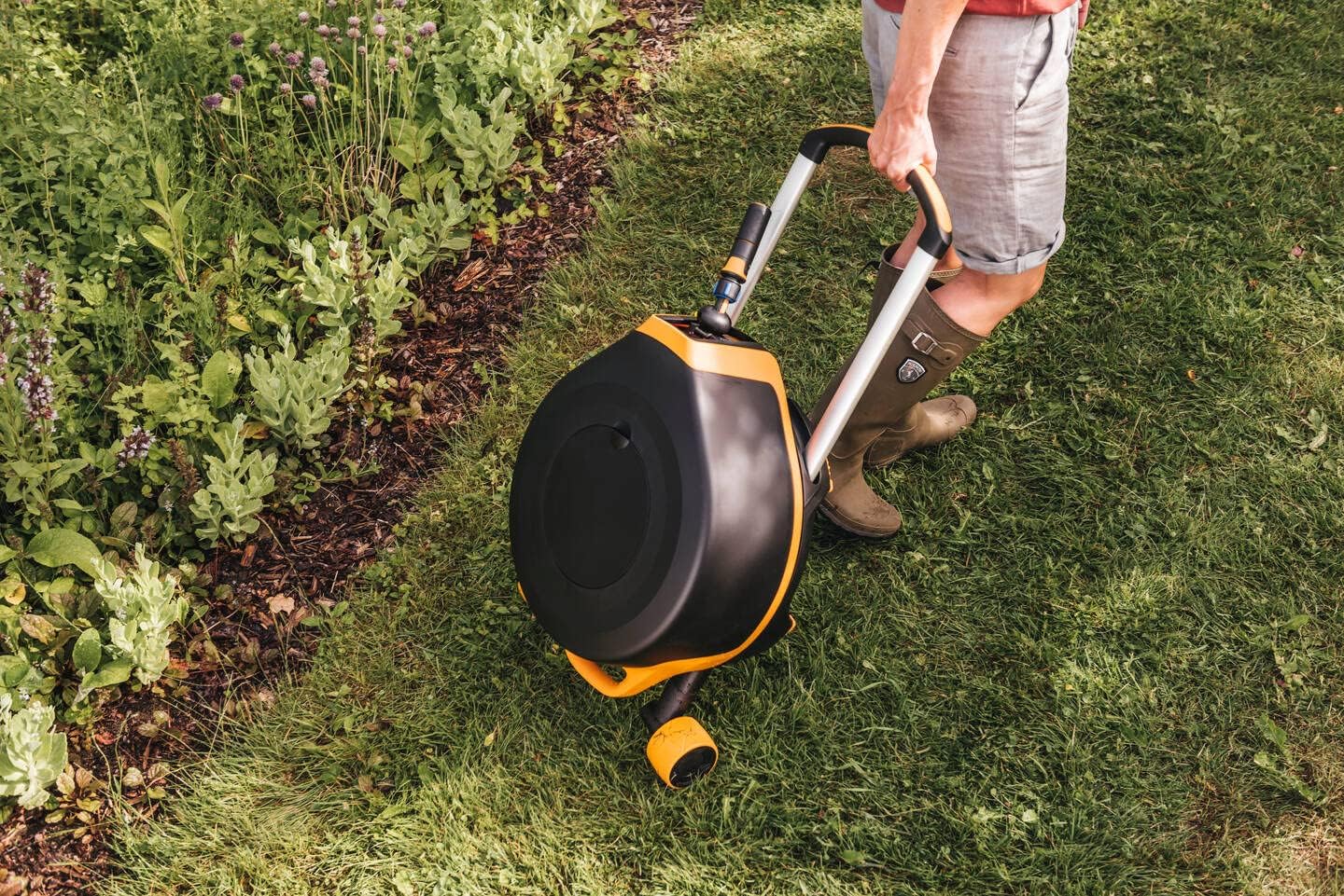 Fiskars Devidoir XL avec Roues, Set d'Arrosage Tout-en-1, Tuyau de 27 m, Tuyau à Enroulement automatique, Tuyau de taille universelle diamètre 13 mm , Raccord universel pour Robinet, noir/orange, 1025933 – Image 6