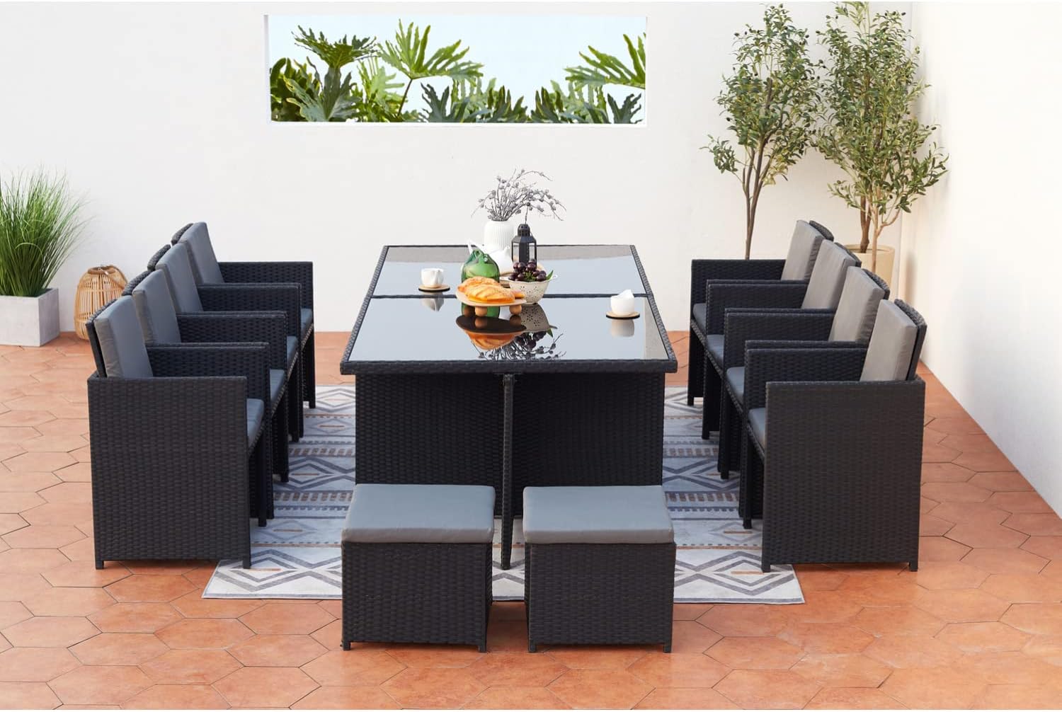 CONCEPT USINE | Salon de Jardin Encastrable 12 Places en Résiné Tréssée | Monaco Noir/Gris | Table avec Verre 5 mm + 8 Chaises + 4 Poufs | Structure Acier + Epoxy | Robuste, Confortable, Résistant – Image 4