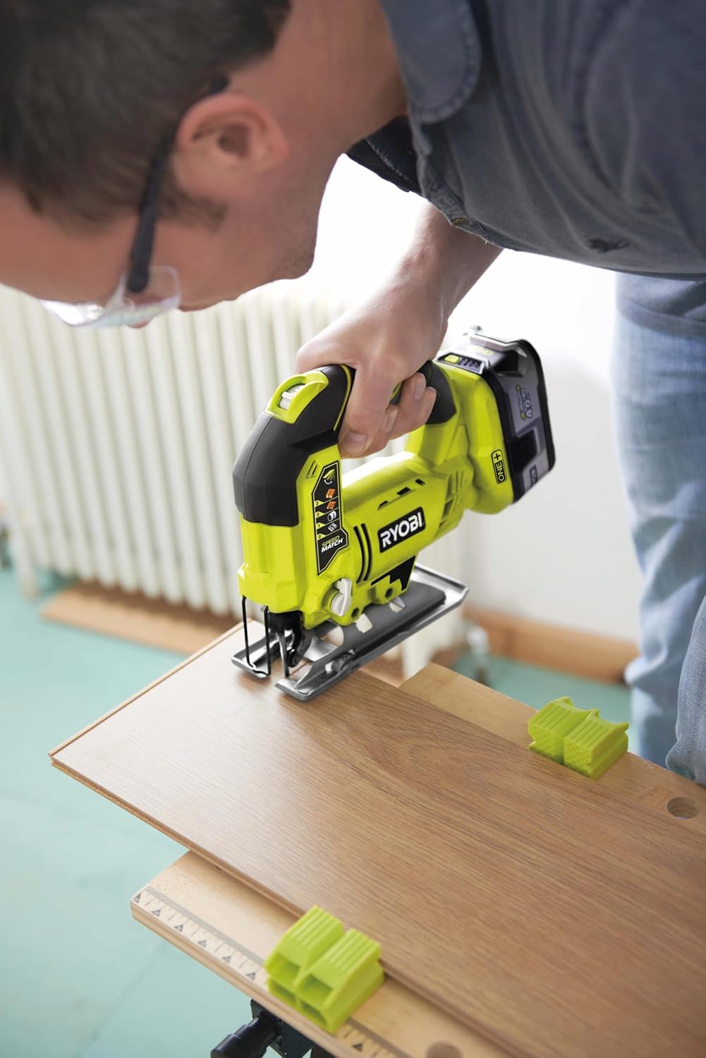 Pack 9 Outils 18V ONE+ : Perceuse, Visseuse à chocs, Meuleuse, Multi-Tools, Pistolet à Colle, Scie Circulaire, Scie Sauteuse, Lampe, Ponceuse + 2 Batteries et Chargeur - R18CK9B-252SLZ – Image 8